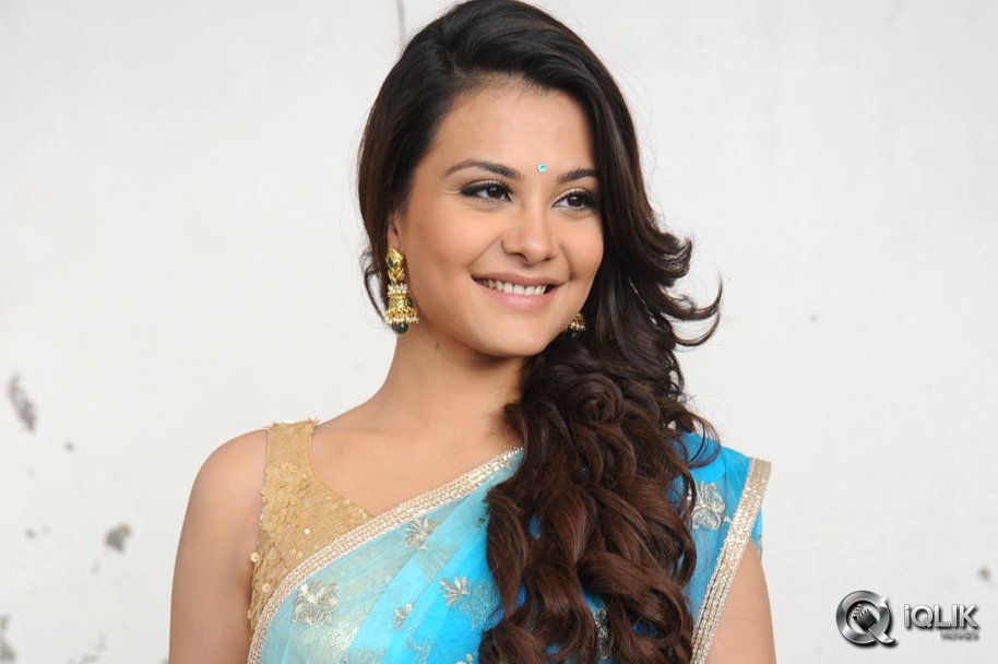 Nazia-Hussain-at-Nee-Jathaga-Nenundali-Movie-Opening